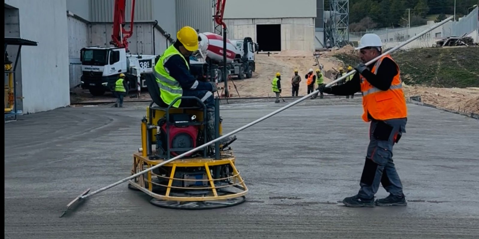 Saha betonu döküm ve perdah çalışması
